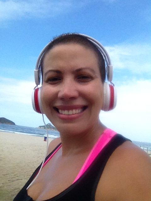 Patrícia na praia com fones de ouvido